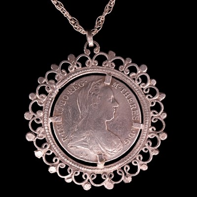 Lot 1421 - A silver Thaler coin pendant and neck chain, 58 g