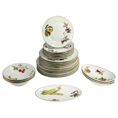Lot 996 - A quantity of Royal Worcester Evesham table ware