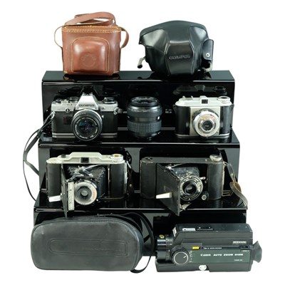 Lot 620 - A small quantity of vintage cameras, including...