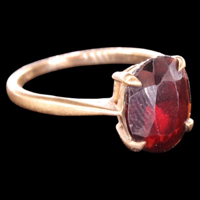 Lot 1467 - A vintage garnet solitaire ring, comprising an...