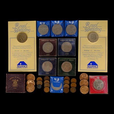 Lot 488 - A quantity of commemorative crowns and other...