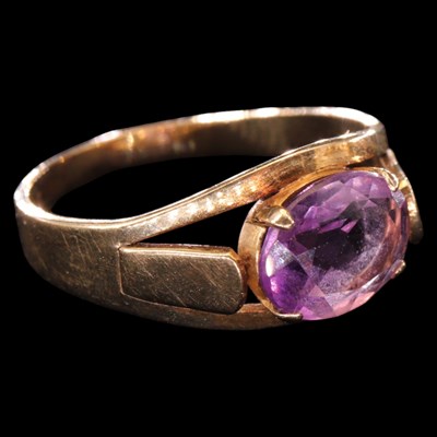 Lot 1474 - A vintage amethyst and yellow metal...