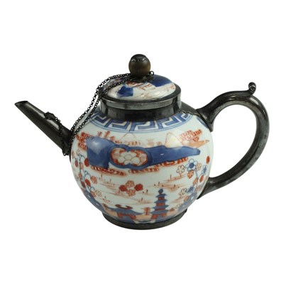 Lot 841 - A Kangxi / Qianlong Chinese Imari porcelain...