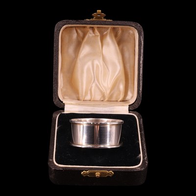 Lot 1260 - A cased Millennium silver napkin ring, 18 g