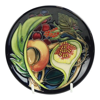 Lot 862 - A Moorcroft "Queens Choice" pin dish, 12 cm