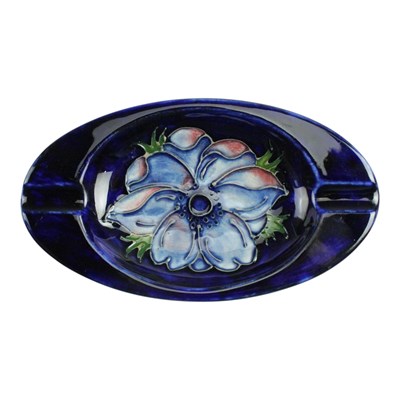 Lot 870 - A Moorcroft "Anenome" ashtray, 16 cm