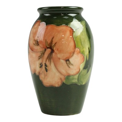 Lot 871 - A 1950s Moorcroft "Hibiscus" small vase, 10 cm