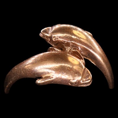 Lot 1412 - A vintage 9 ct gold dolphin crossover ring, L,...