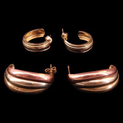 Lot 1415 - Three-colour and chevron-engraved 9 ct yellow...
