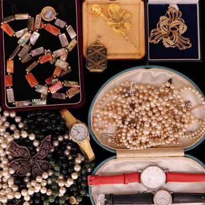 Lot 1535 - A small group of vintage costume jewellery...