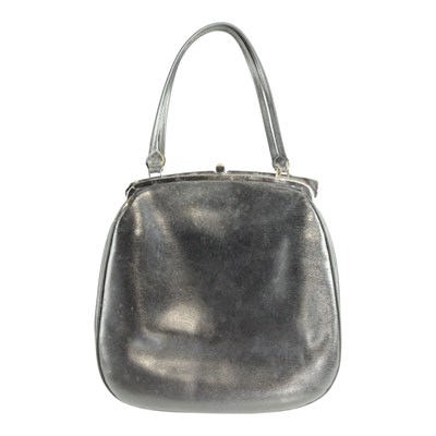 Lot 769 - A 1920s-1930s black leather handbag, 25 cm x...