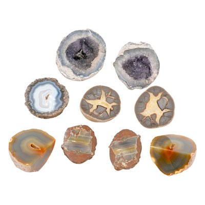 Lot 634 - A small collection of geodes and other...