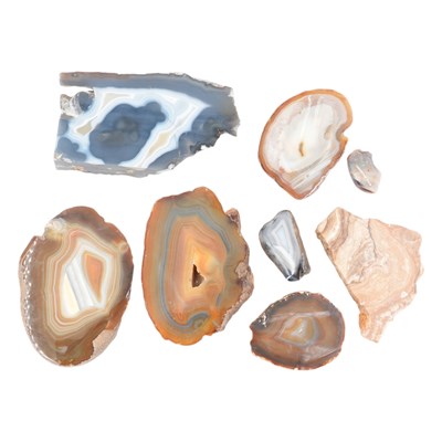 Lot 635 - A small collection of agate and other...