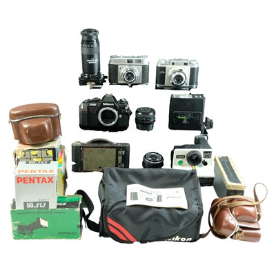 Lot 622 - A group of vintage film cameras and...