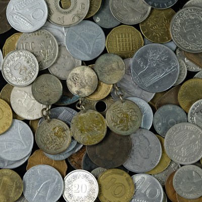 Lot 433 - A quantity of world coins