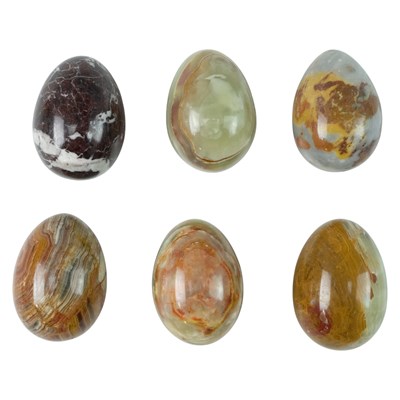Lot 640 - A group of onyx eggs