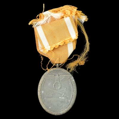 Lot 195 - A German Third Reich West Wall medal