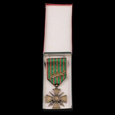 Lot 40 - A French 1914-1915 Croix de Guerre with clasp...