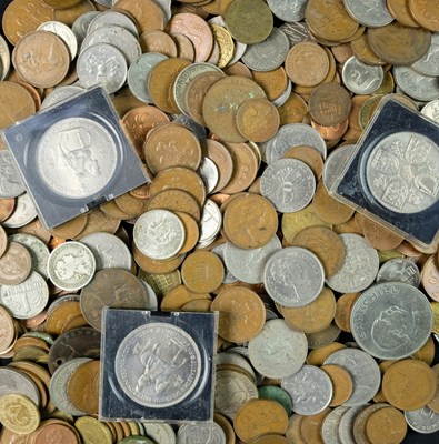 Lot 454 - An accumulation of GB and world coins