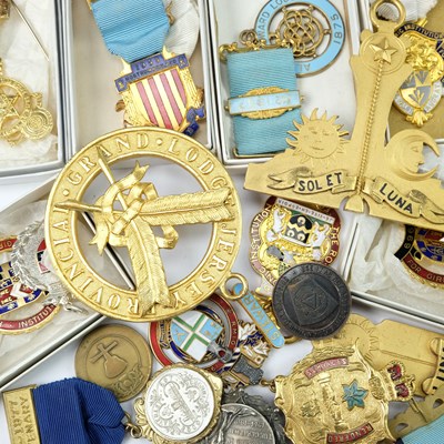 Lot 659 - A collection of vintage Masonic jewels and...