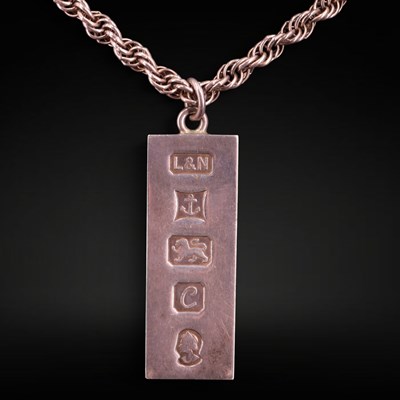 Lot 1221 - A 1977 silver ingot pendant and neck chain, 57 g