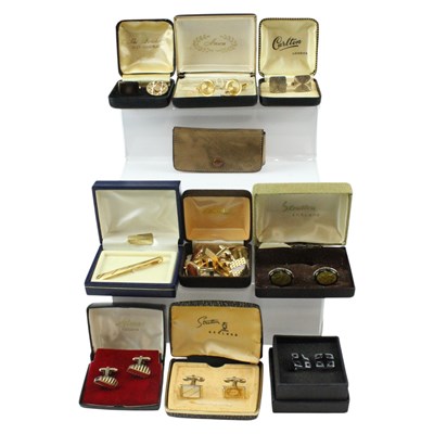 Lot 816 - 1960s Stratton and other vintage cased...