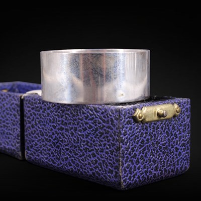 Lot 1173 - A cased 1977 silver napkin ring, 22 g