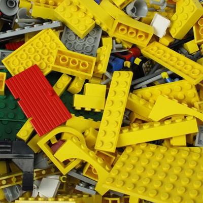 Lot 712 - A 1978 LEGO 375 Yellow Castle set