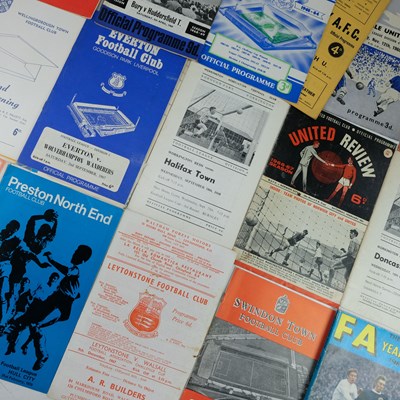 Lot 615 - 1960s / 70s football matchday programmes,...