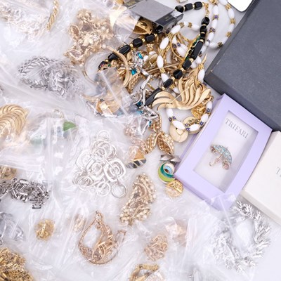 Lot 1339 - A group of antique, vintage and contemporary...