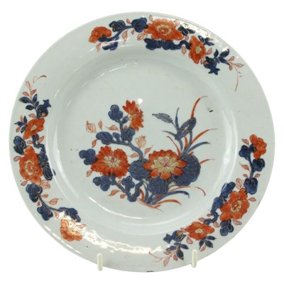 Lot 886 - A Qianlong Chinese export Imari plate, bearing...