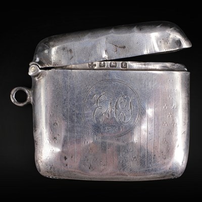 Lot 1100 - A George V silver vesta case, 20 g (a/f)