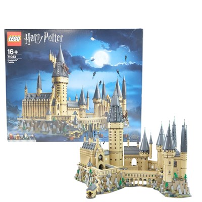 Lot 711 - A LEGO 71043 Harry Potter Hogwarts Castle set,...