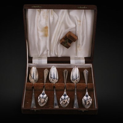 Lot 1180 - A set of 1950s silver grapefruit spoons, Henry...