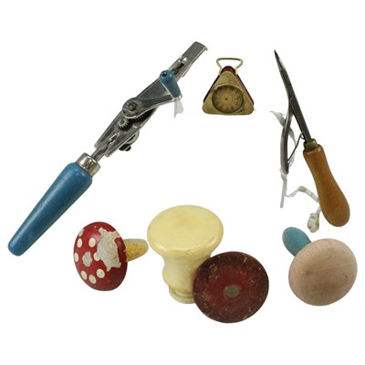 Lot 789 - A group of vintage sewing tools and...