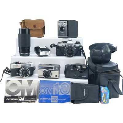 Lot 646 - A group of vintage cameras and...