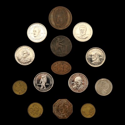 Lot 485 - A group of bus, arcade and other tokens,...
