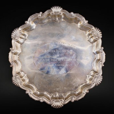 Lot 1121 - A George V silver salver, having a...