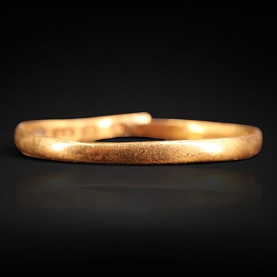 Lot 1309 - A 22 ct gold wedding band, (a/f), 1.1 g