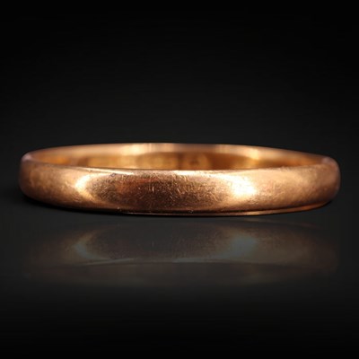 Lot 1248 - A 1920s 22 ct gold wedding band, R/S, 2.1 g