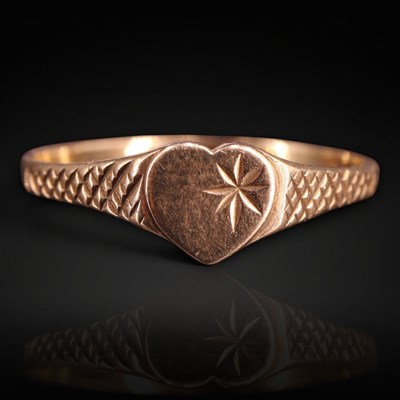Lot 1249 - A vintage 9 ct gold signet ring, having a star-...