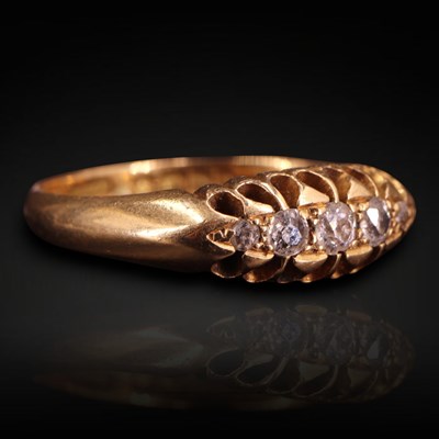 Lot 1250 - A 1920s 5-stone diamond ring, the graded...