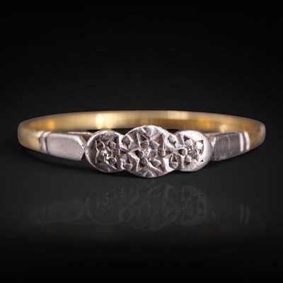 Lot 1255 - A vintage three-stone diamond ring, the small...