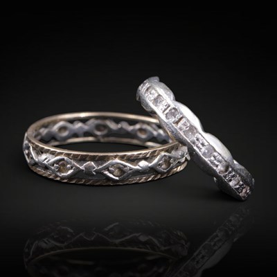 Lot 1256 - Two 9 ct yellow metal bands, 3.7 g