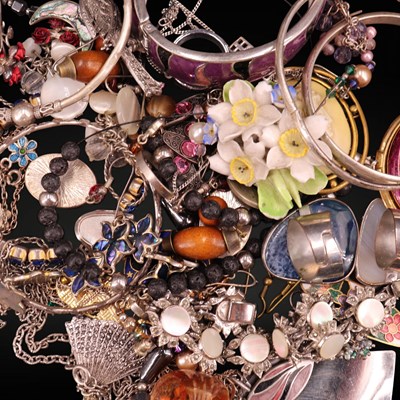 Lot 1342 - A group of vintage costume jewellery,...
