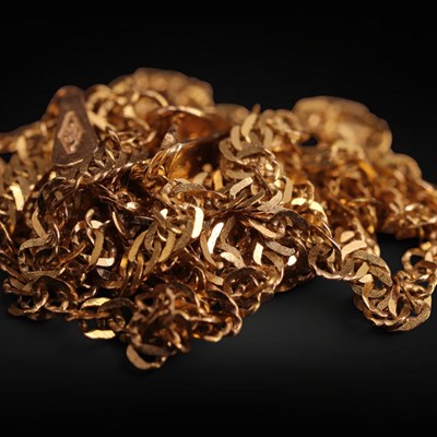 Lot 1315 - A 9 ct gold twist curb link neck chain, 45 cm,...