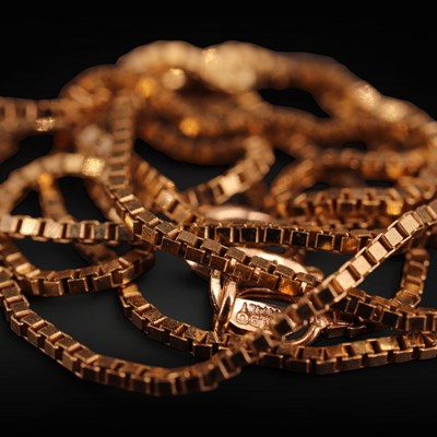Lot 1320 - A 9 ct gold box link neck chain, 45 cm, 2.2 g
