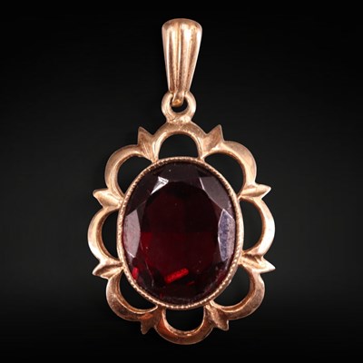 Lot 1324 - A garnet and 9 ct gold pendant, comprising an...