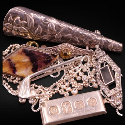 Lot 1215 - A group of vintage and contemporary silver /...