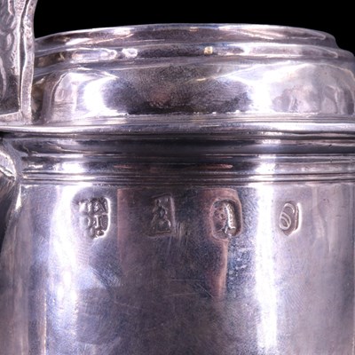 Lot 780 - A William III silver lidded tankard, of...